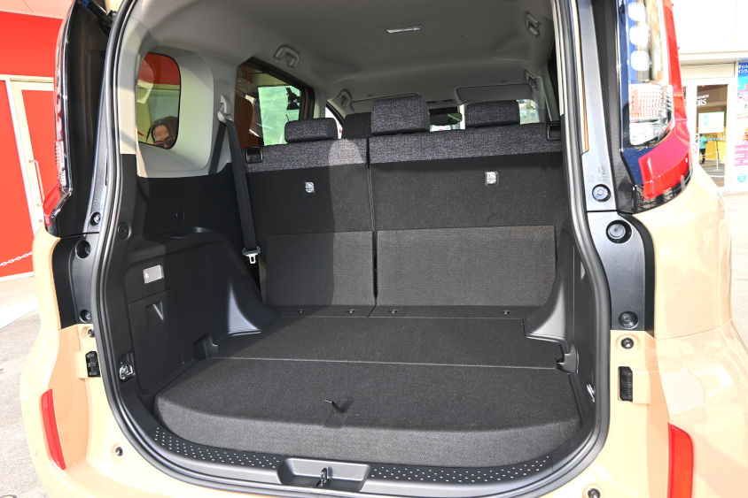 新型シエンタ ハイブリッド Z（内装色：フロマージュ）の5人乗り仕様のラゲージルーム