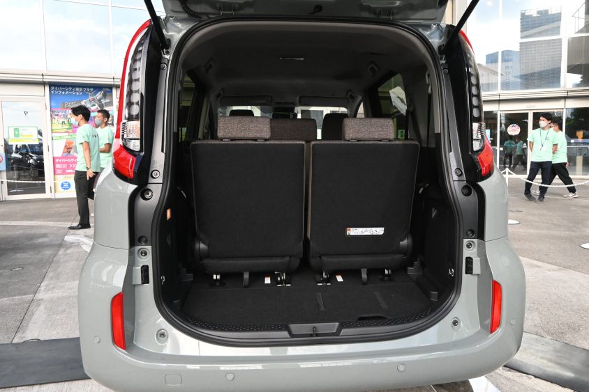 新型シエンタ ハイブリッド Z（内装色：カーキ）の7人乗り仕様で3列目シートがある時のラゲージルーム