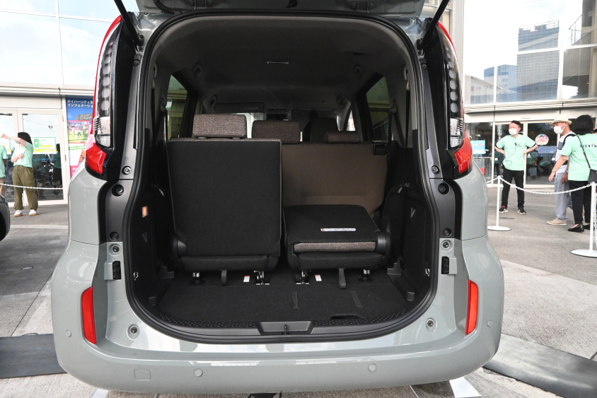 新型シエンタ ハイブリッド Z（内装色：カーキ）の7人乗り仕様で3列目シートを片方倒した時のラゲージルーム