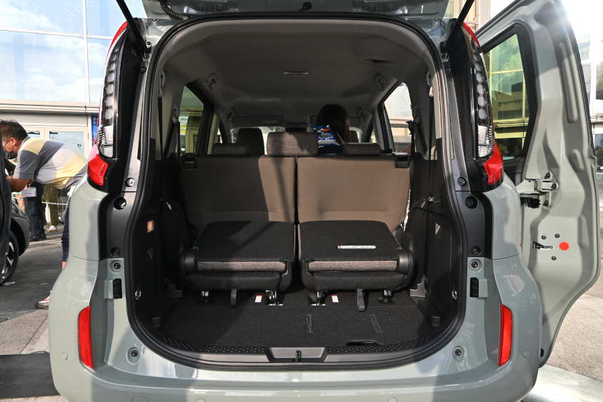 新型シエンタ ハイブリッド Z（内装色：カーキ）の7人乗り仕様で3列目シートを両方倒した時のラゲージルーム