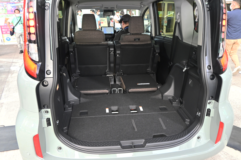 新型シエンタ ハイブリッド Z（内装色：カーキ）の7人乗り仕様で3列目シートを収納した時のラゲージルーム