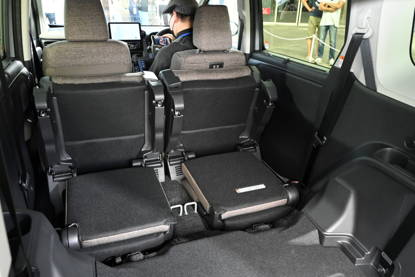 新型シエンタ ハイブリッド Z（内装色：カーキ）の7人乗り仕様で、3列目シートを収納している様子