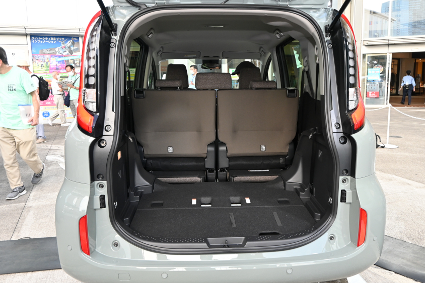 新型シエンタ ハイブリッド Z（内装色：カーキ）の7人乗り仕様で3列目シート収納し2列目シートが使用可能なラゲージルーム