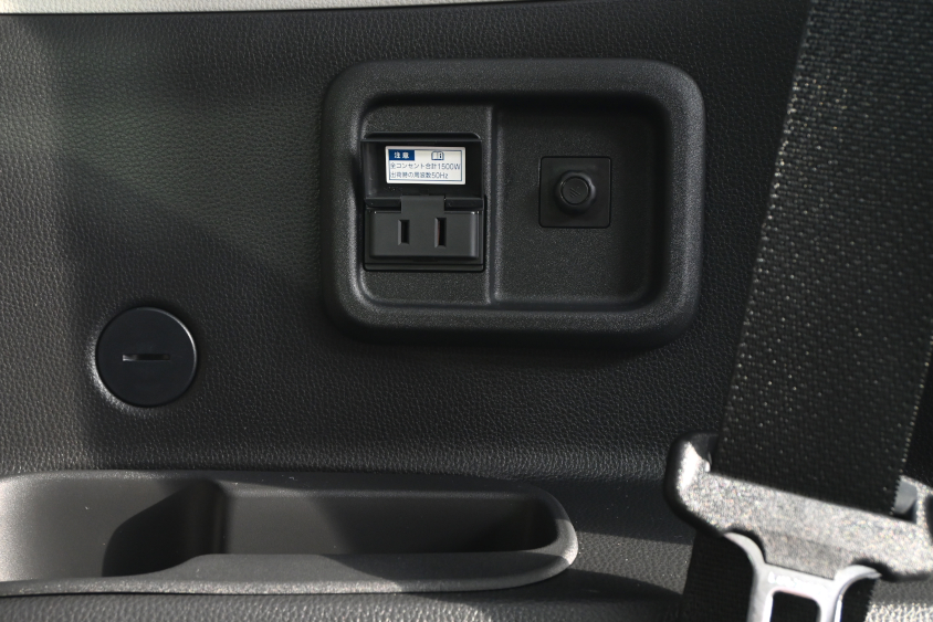 新型シエンタのラゲージルームのアクセサリーコンセント（ハイブリッド車にオプション設定）