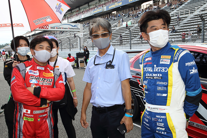 シンリョウレーシングでではアドバイザー的な役割もこなす菊地靖選手(左) 