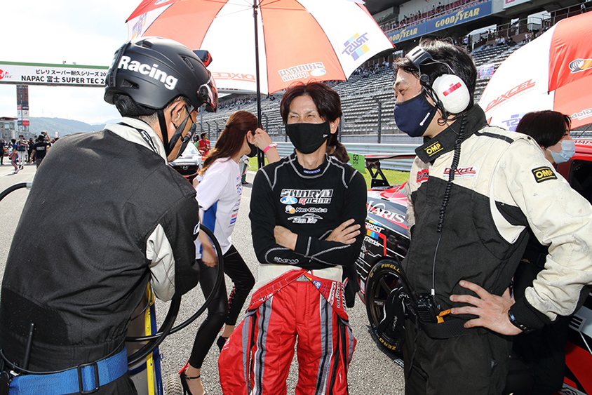 ベテランアマチュアドライバーの大橋正澄選手(中央)