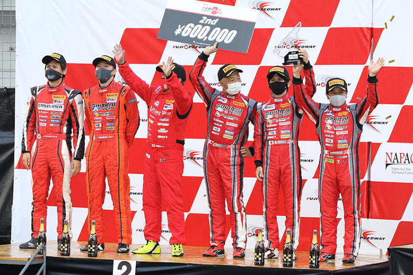シンリョウレーシングの6号車はクラス2位を獲得！ 一番左がお話を伺った岡崎善衛選手