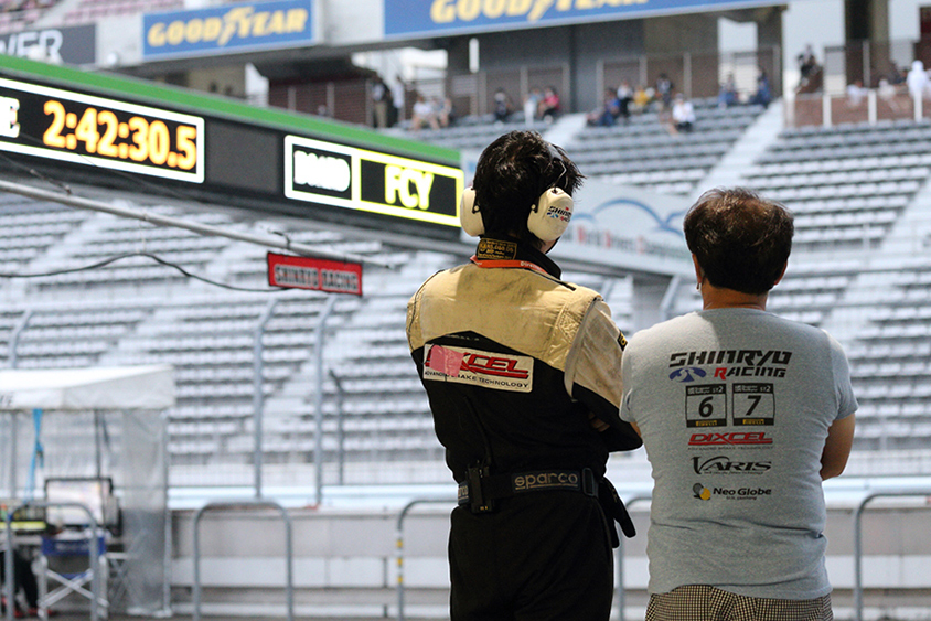 荒天に翻弄されFCY（フルコースイエロー）。空模様と戦況を見守る菊池選手とメカニック