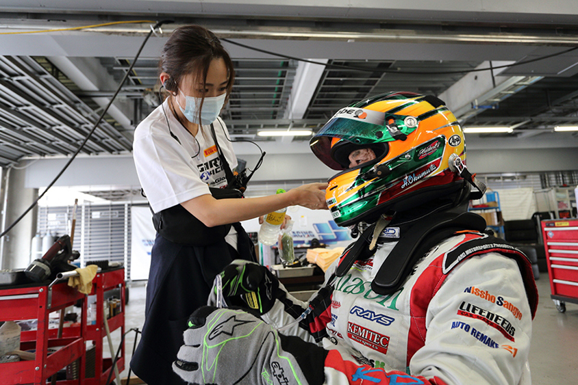ドライバー交代に備える奥村博文選手。レースモードになればドライバーの皆さんもガラッと雰囲気も変わり、真剣なまなざしがカッコいい！