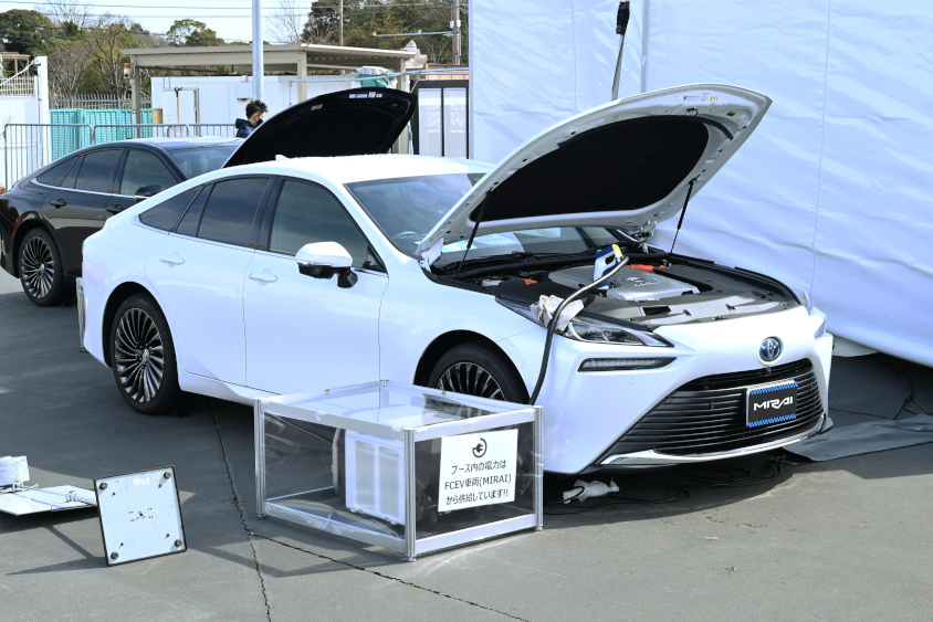水素エネルギー館に給電するMIRAI