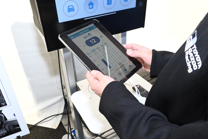 スマートフォンアプリ「Pocket MIRAI」の画面を見ながら、給電状況を説明