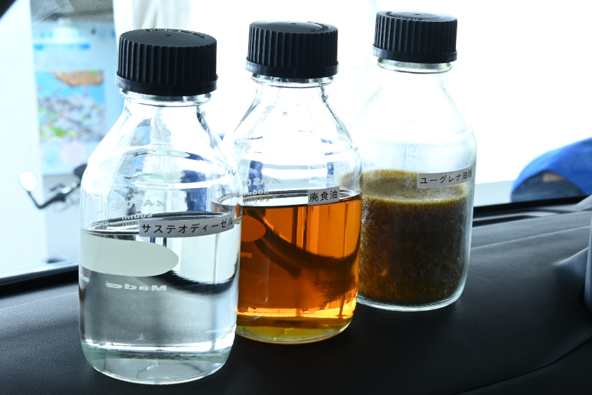 ユーグレナ油脂（右）と廃食油（中央）からサスティオディーゼル（左）が精製される