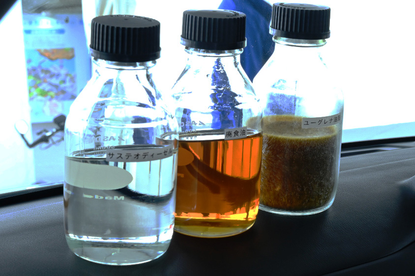 ユーグレナ油脂（右）と廃食油（中央）からサステオディーゼルが精製される