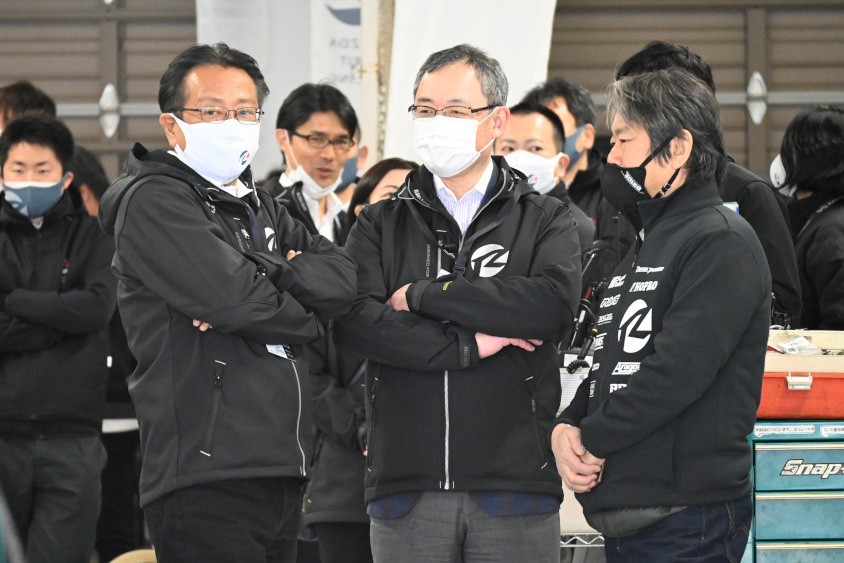 マツダの丸本明社長（左）とチームノプロの野上監督（右）