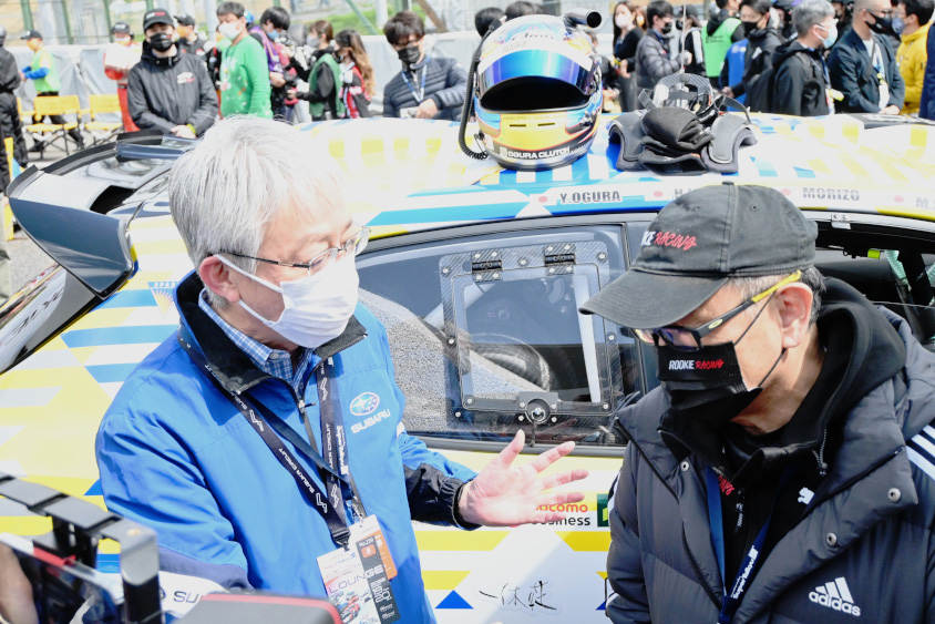 スバルの中村知美社長（左）とトヨタの豊田章男社長