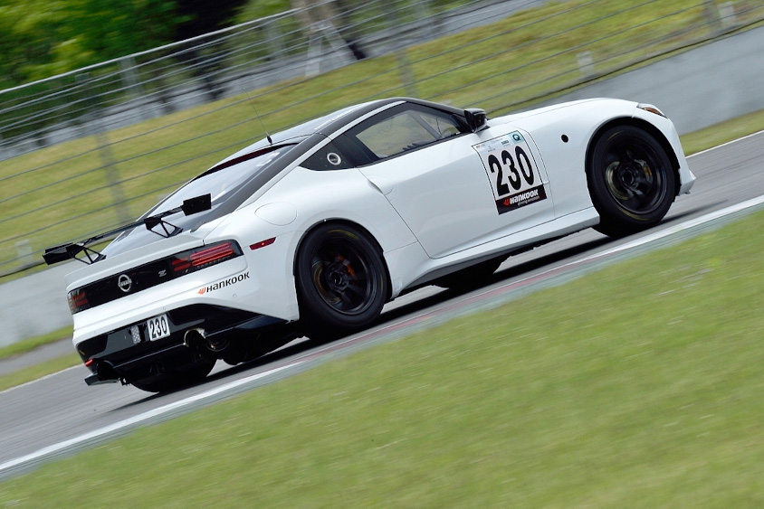 富士スピードウェイを走るNissan Zのサイド