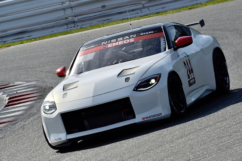 富士スピードウェイを走るNissan Z（フロント）