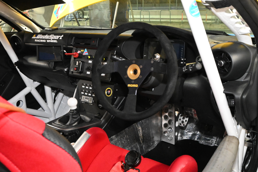 ウェッズスポーツGR86のコクピット