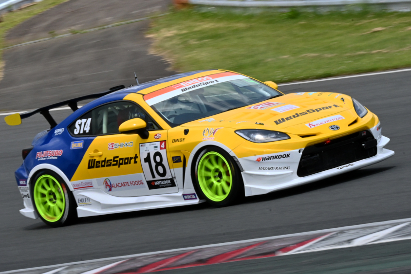 富士スピードウェイを走るウェッズスポーツGR86