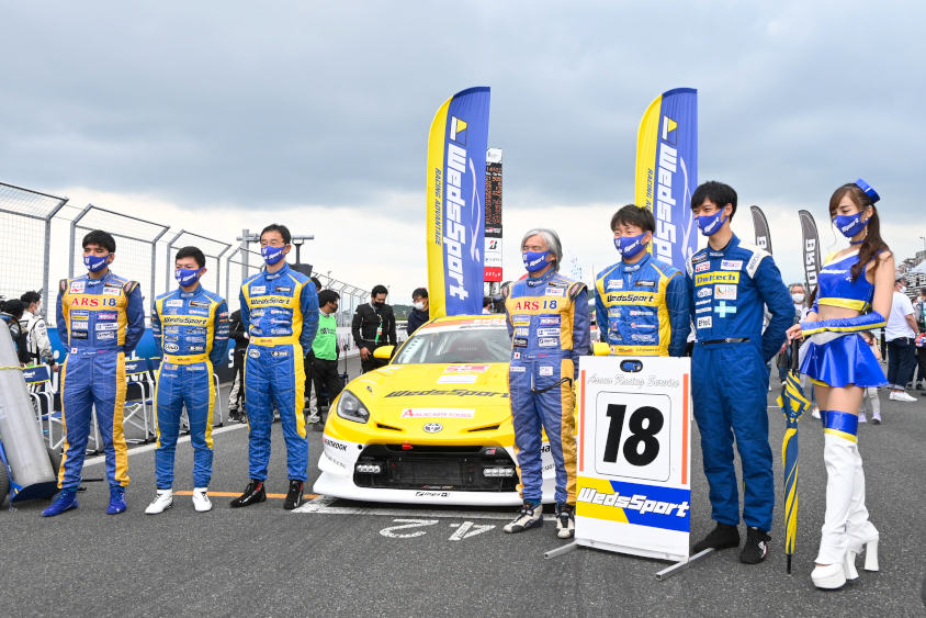 浅野レーシングのグリッドでの記念撮影