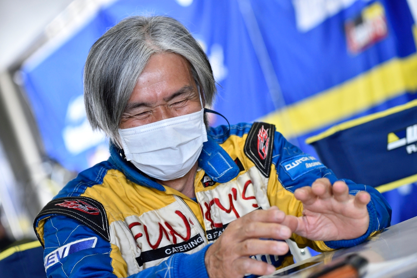 笑顔の浅野レーシング代表浅野武夫