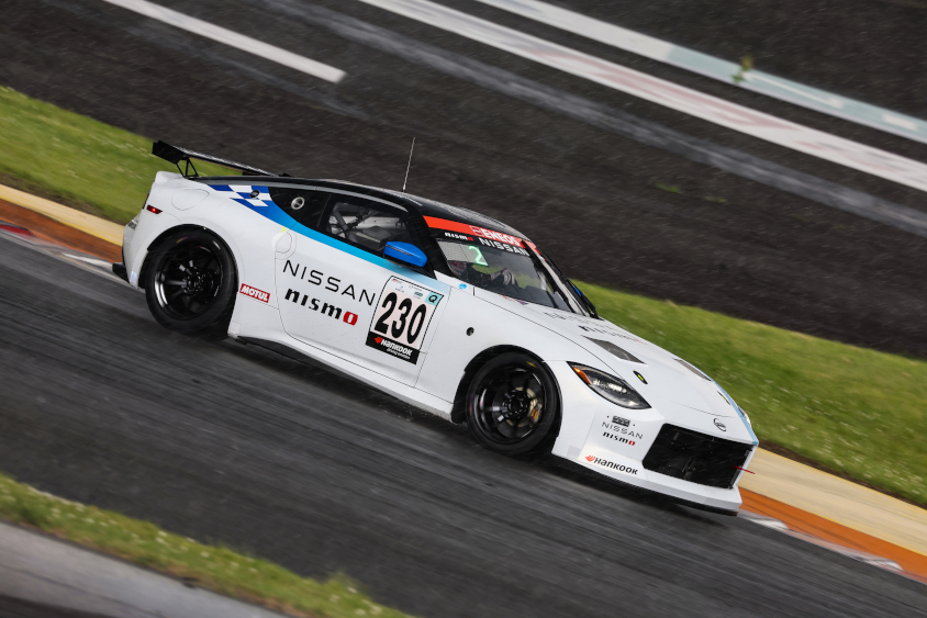 230号車Nissan Z Racing Conceptの右サイド
