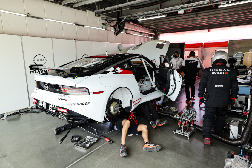 ピット内で整備される244号車Nissan Z Racing Concept