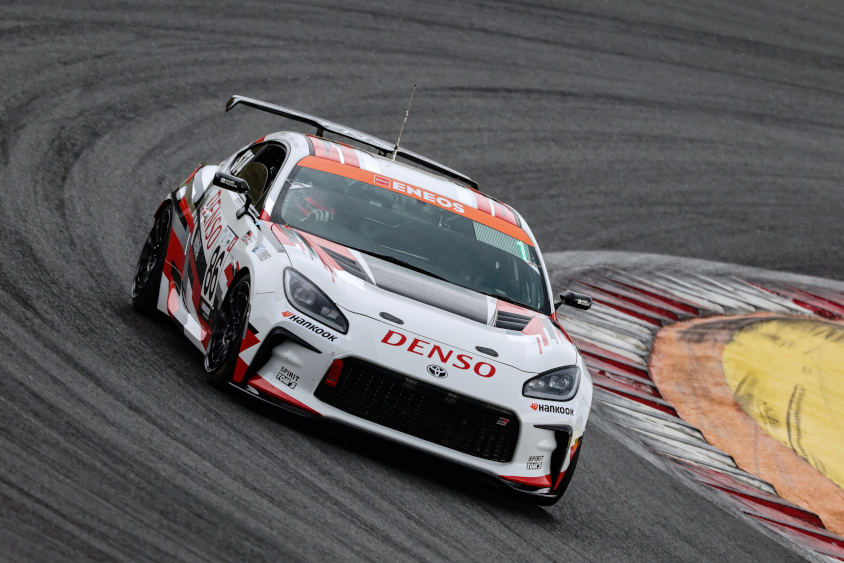 86号車トムススピリットGR86の走行