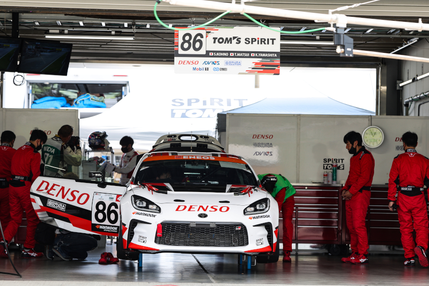 86号車トムススピリットGR86のピット