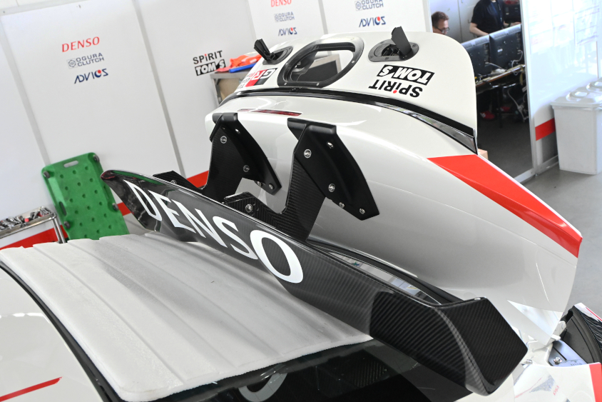 86号車トムススピリットGR86のリアウイング