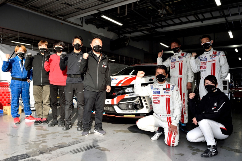 743号車のHonda R＆D Challengのドライバーとチームスタッフ