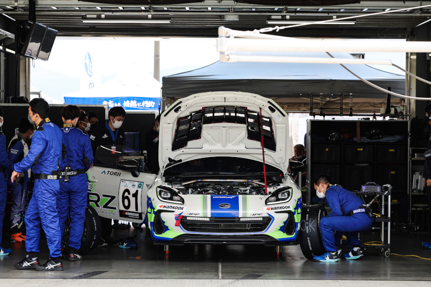 #61 Team SDA Engineeringのピット