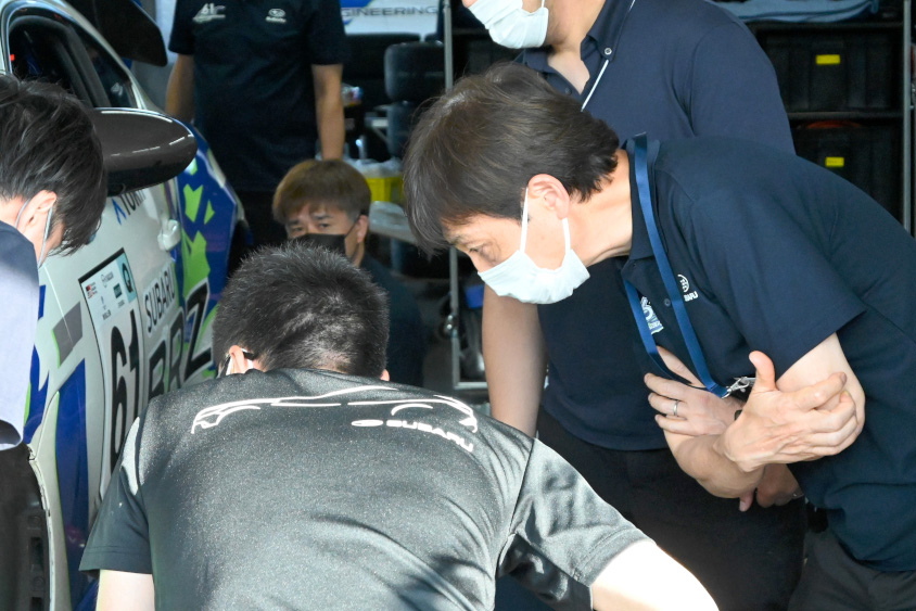 #61 Team SDA Engineeringの本井雅人監督（写真右）