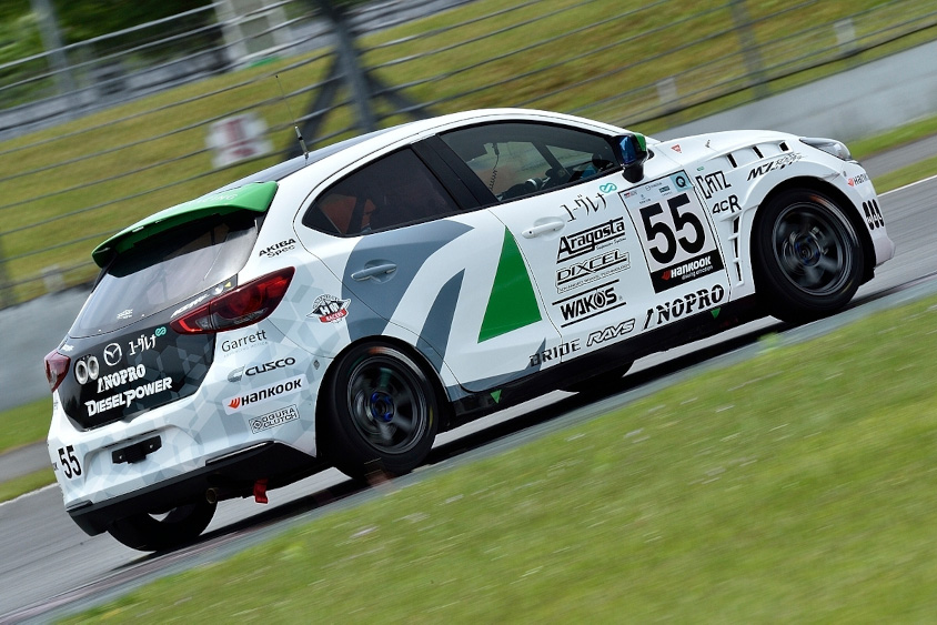 #55 MAZDA SPIRIT RACING MAZDA2 Bio conceptの排ガスがクリーンなため、リアのパンパ―付近も黒く汚れていない