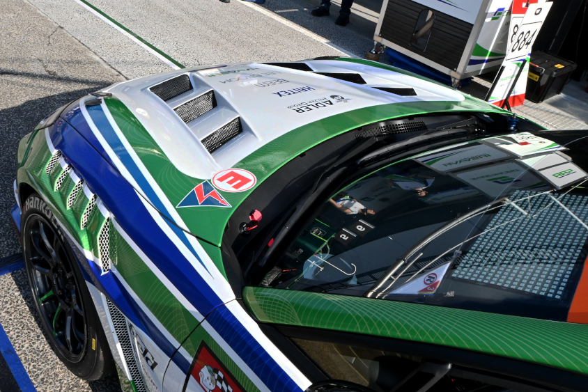 スーパー耐久 ST-4クラス 884号車 シェイドレーシング GR86のボンネット