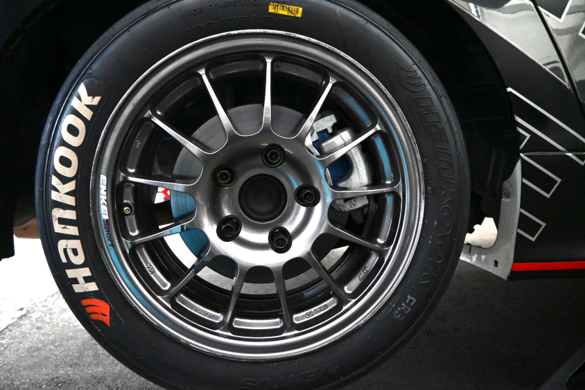 スーパー耐久 ST-5クラス 5号車 THE BRIDE YARISはドラムブレーキからディスクブレーキにするために、ヤリスクロスのブレーキを移植し特認を取得