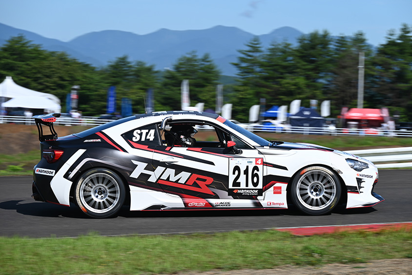 SUGOのＳ字カーブを登っていく216号車 HMRスポーツカー専門店 86