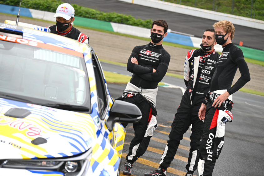32号車 ORC ROOKIE GR Corolla H2 conceptを見つめるホセ・マリア・ロペス、セバスチャン・ブエミ、ブレンドン・ハートレー