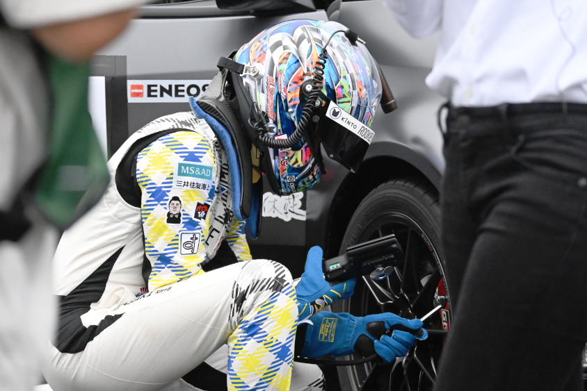 佐々木選手は走行を終えるや否やタイヤの空気圧を変更し石浦宏明選手にバトンタッチ