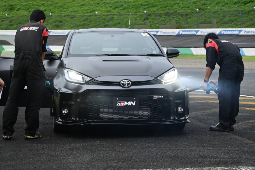 走行を終えた後はブレーキの焼けるにおいと煙が！アタックの本気度がうかがえる