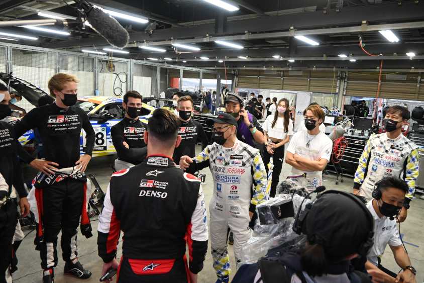 ルーキーレーシングのピット内