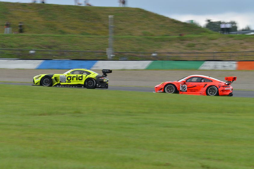 88号車Grid Motorsport AMG GT3と16号車ポルシェセンター岡崎 911GT3R