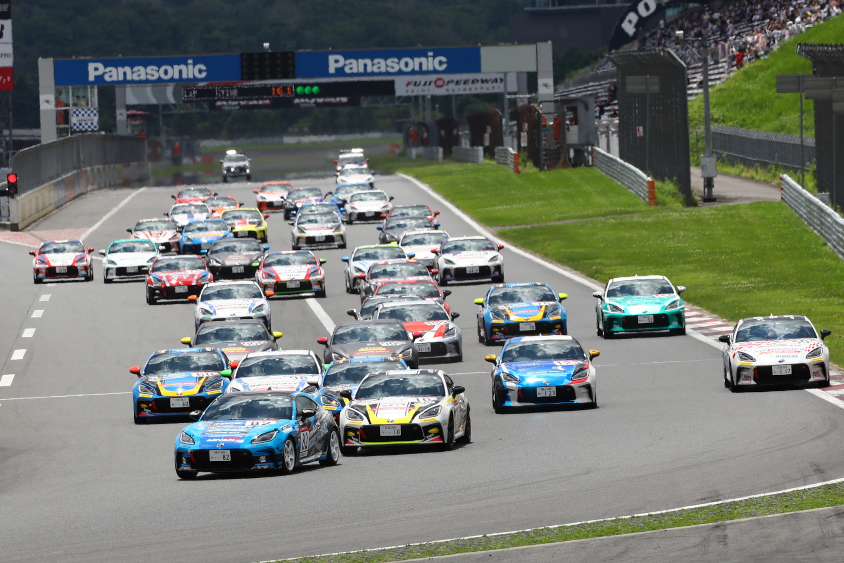 GR86/BRZ Cupプロフェッショナルシリーズの2022年第1戦富士のスタートシーン