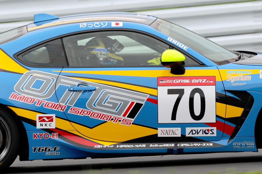 ゼッケンの下にNAPACのロゴが入っている