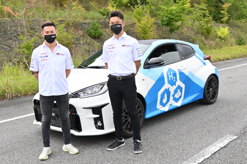 水素エンジンのGRヤリスと小林可夢偉選手、中嶋一貴選手