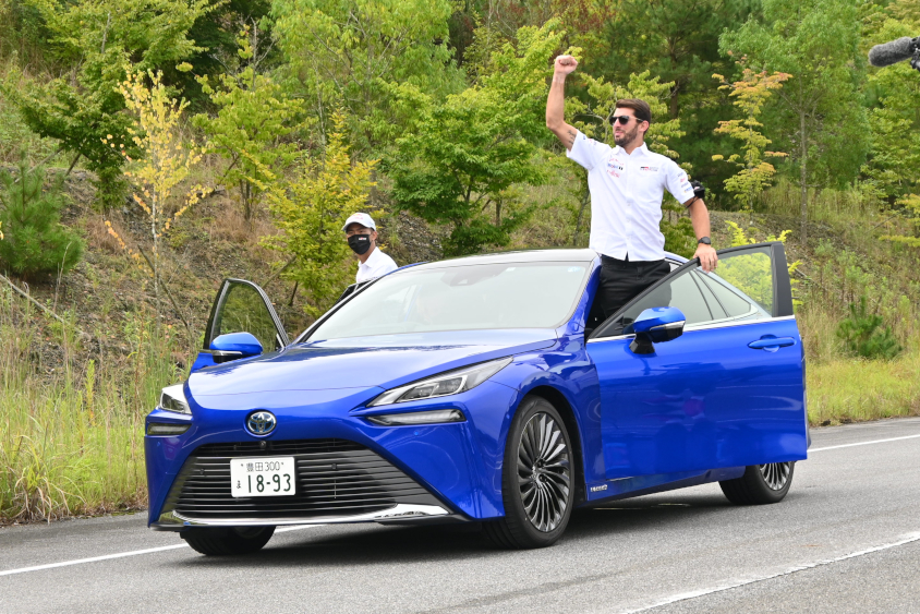 燃料電池車MIRAIの試乗を楽しむWECドライバー