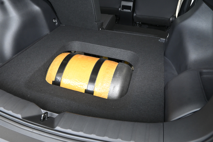 ラゲージルームの下にある水素タンク