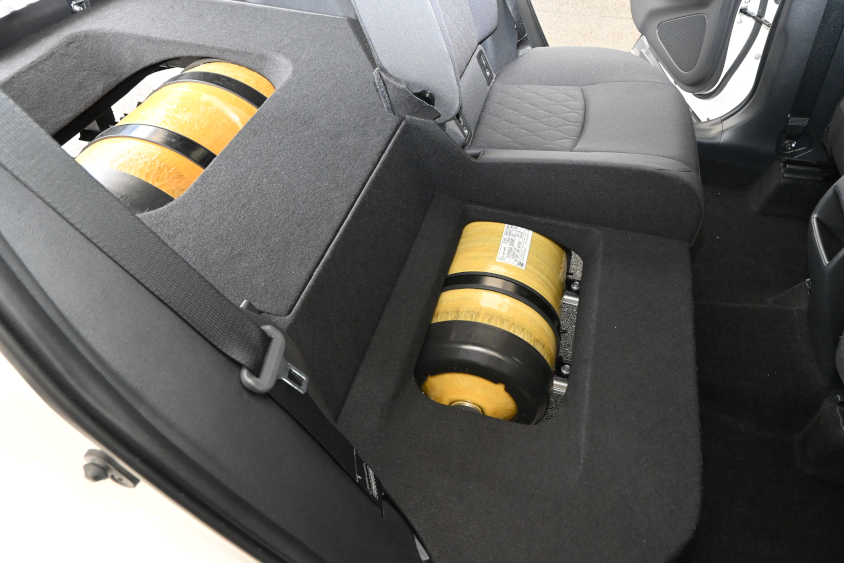 ラゲージルームと後部座席の下に水素タンクを設置し後部座席の乗車人員を確保している