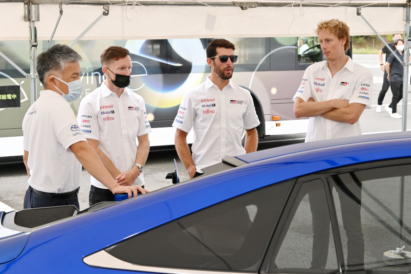 MIRAIの開発者から説明を受けるWECドライバー