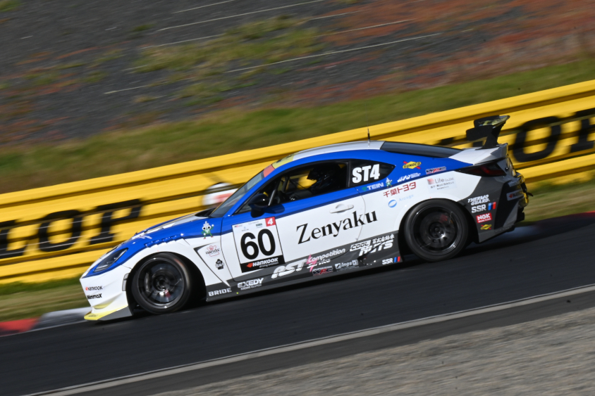 60号車 全薬工業withTEAM G/MOTION’ GR86の左サイドビュー